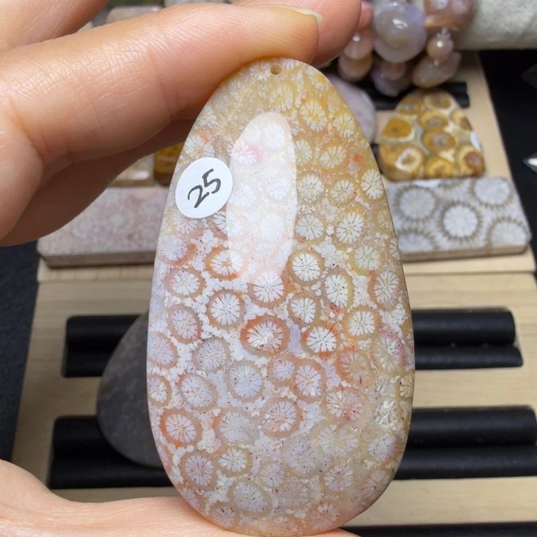 硅化玉未镶嵌红粉立体花，有点骨骼