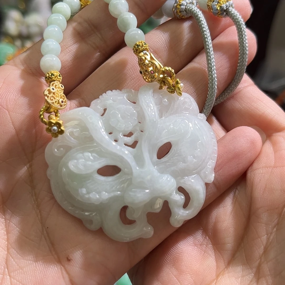 翡翠未镶嵌颈饰待编织