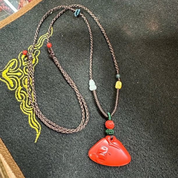 含辰砂工艺品含辰砂工艺品赤丹真朱砂荷花三角牌