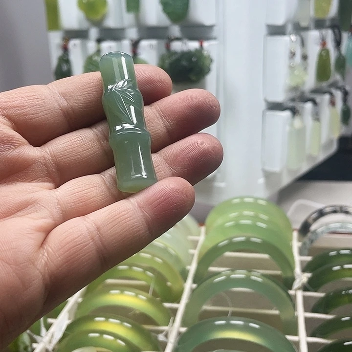 蛇纹石玉颈饰合金