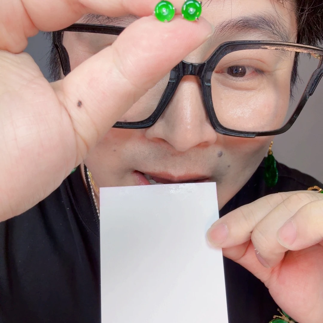 翡翠未镶嵌颈饰一对