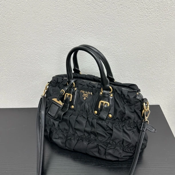 95新 Prada/普拉达 黑金褶皱降落伞托特单肩包 国庆