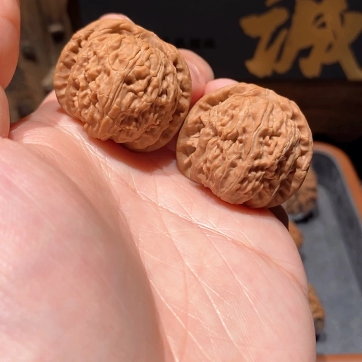 文玩核桃吊坠白狮子