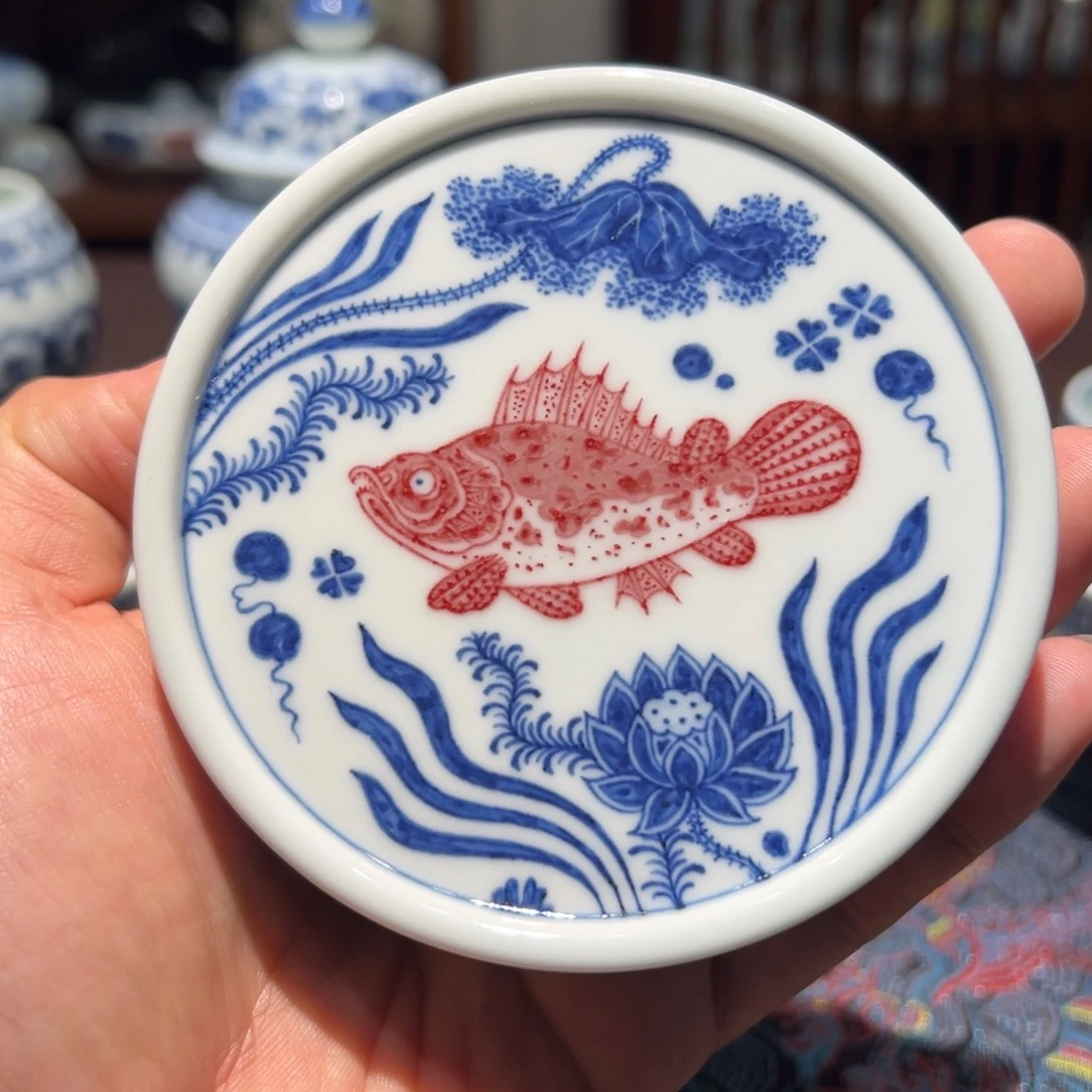 陶精品青花釉里红鱼藻纹盖置面径约8.8厘米