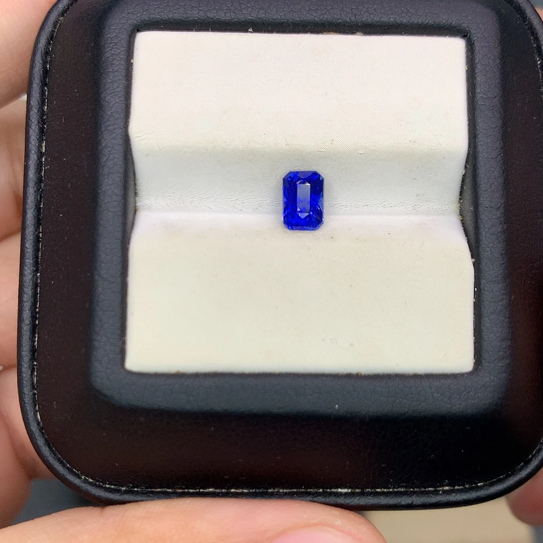 蓝宝石裸石1.05克拉吉尔德大证明亮皇家蓝
