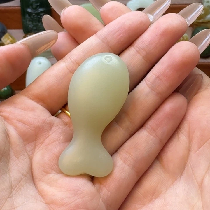 李***️和田玉未镶嵌颈饰