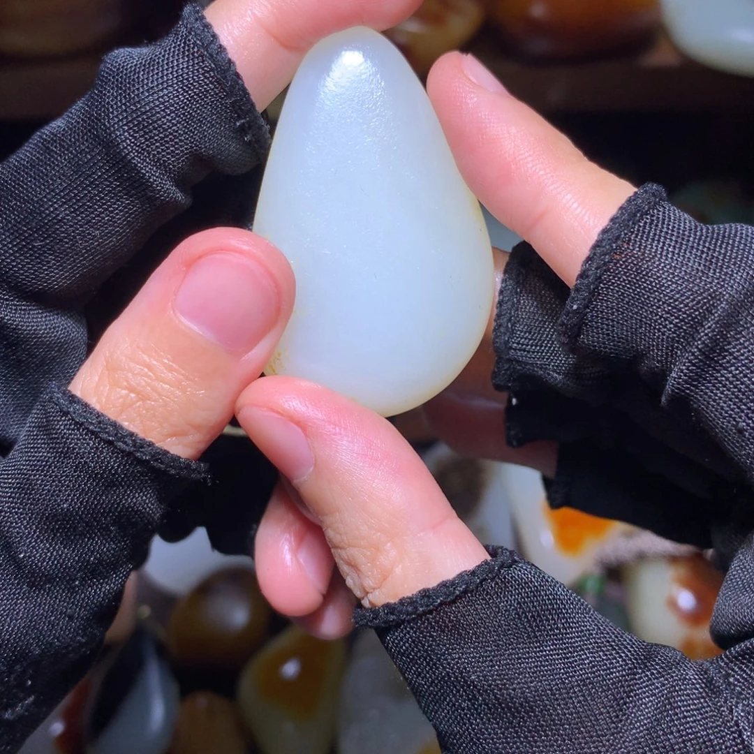 （***）和田玉未镶嵌颈饰