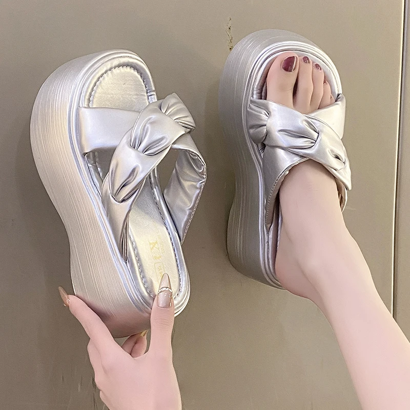 拖鞋女夏季外穿2025新款夏季百搭时尚松糕厚底小个子增高沙滩凉鞋