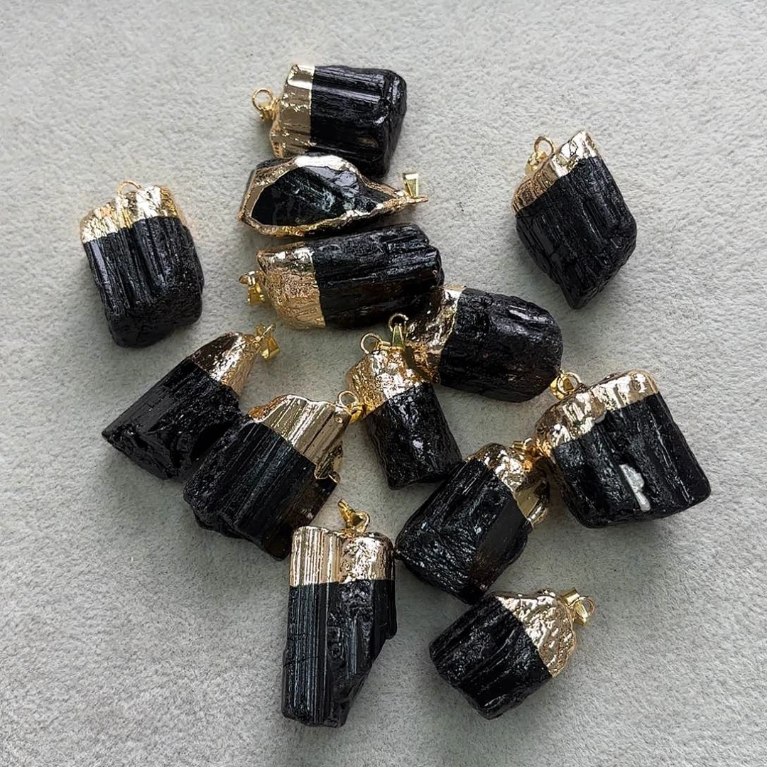 玛瑙/玉髓未镶嵌珠宝半成品黑碧玺原石吊坠一颗