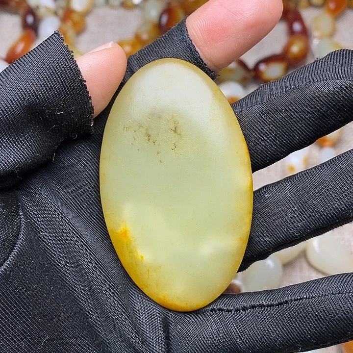 归***人和田玉未镶嵌颈饰