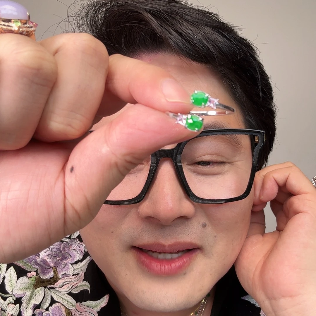 翡翠未镶嵌颈饰一件