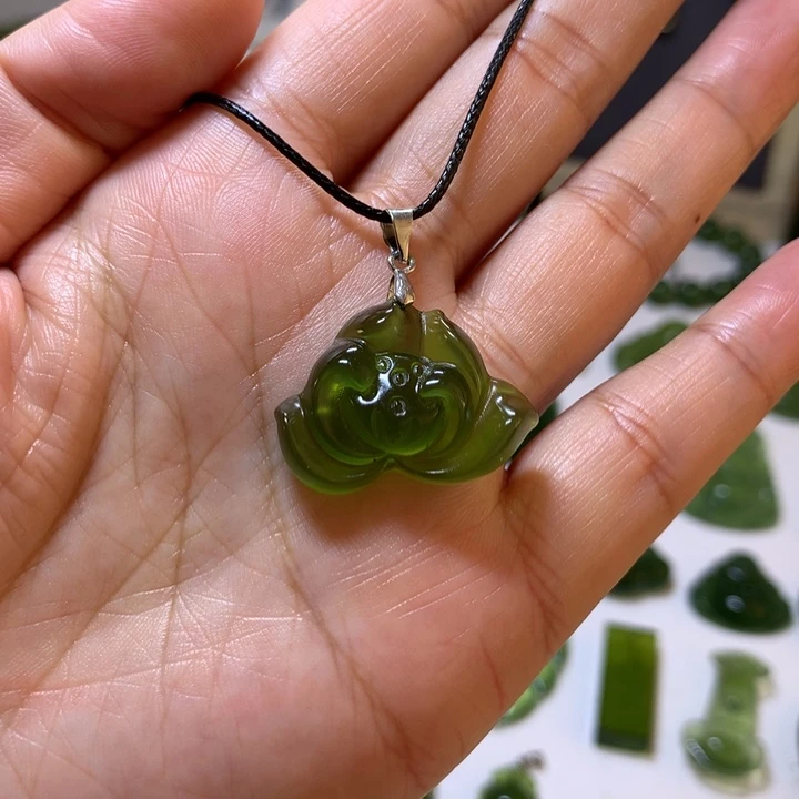 岫玉未镶嵌颈饰吊坠