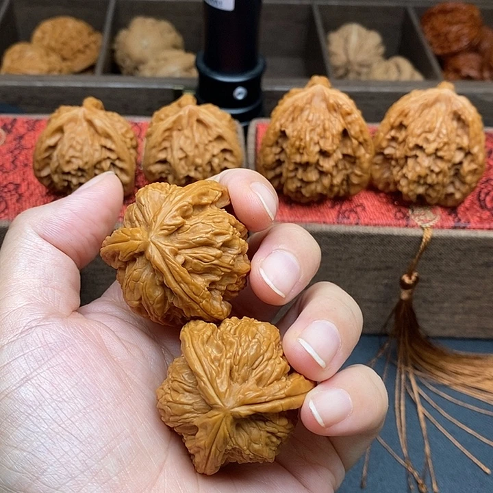 大***王文玩核桃把件白奔