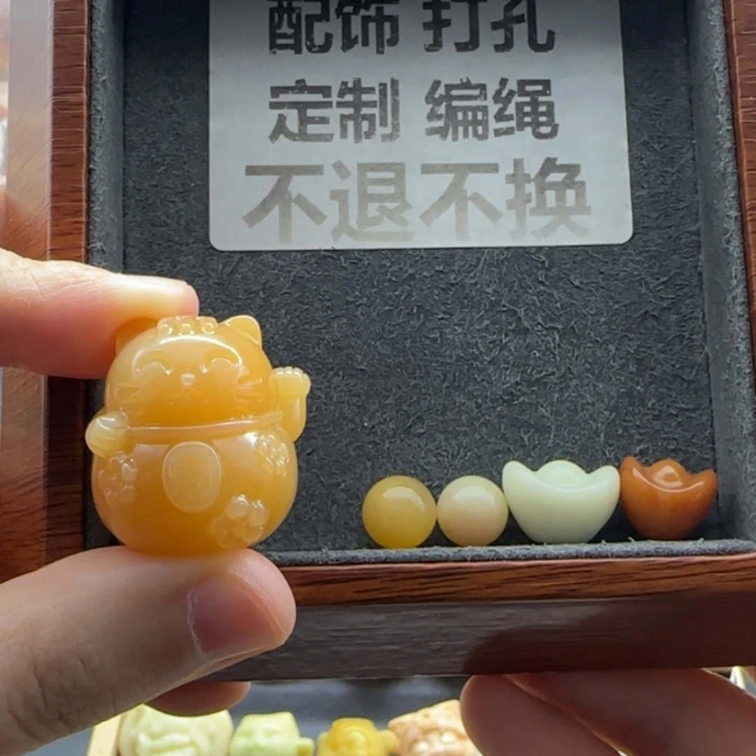 晨***肖未镶嵌配饰石英质玉（缅黄）