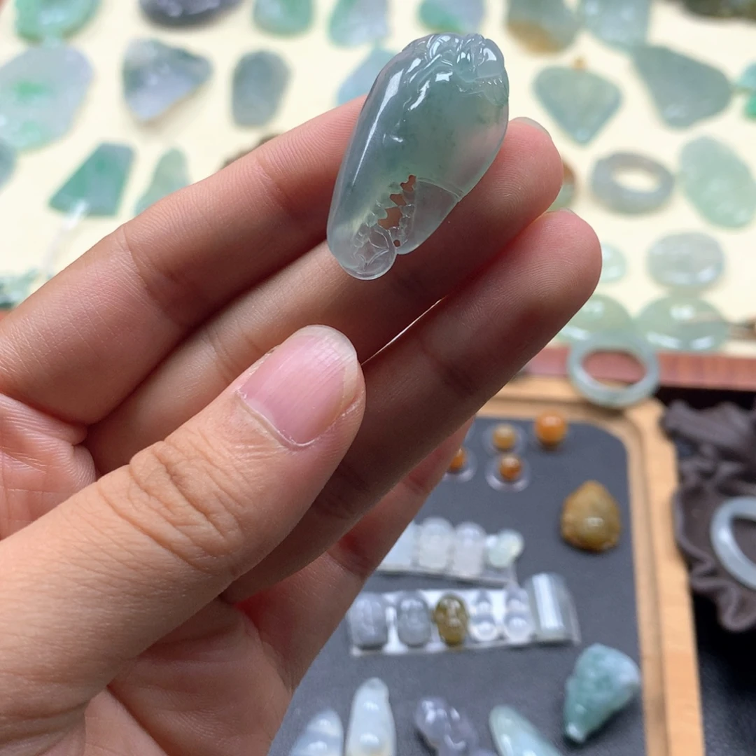 翡翠未镶嵌颈饰蟹钳