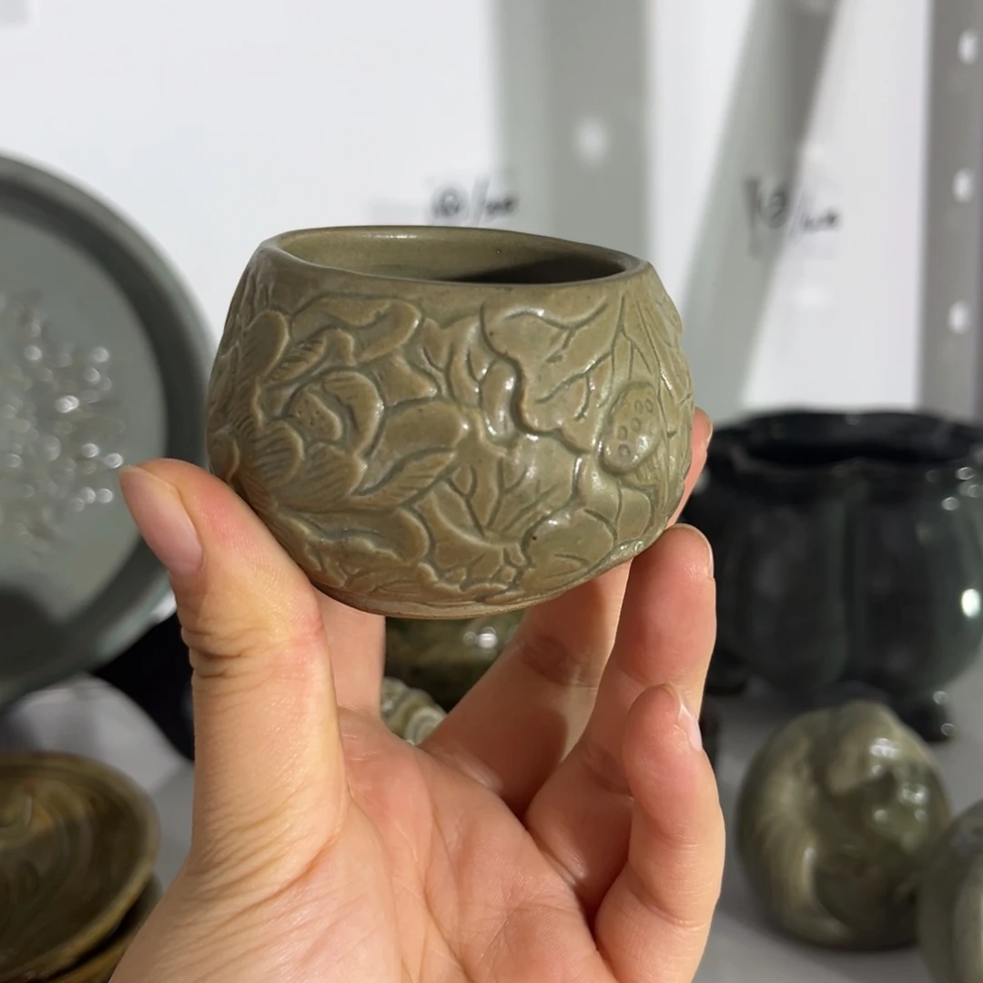 青釉刻花杯青釉刻花杯