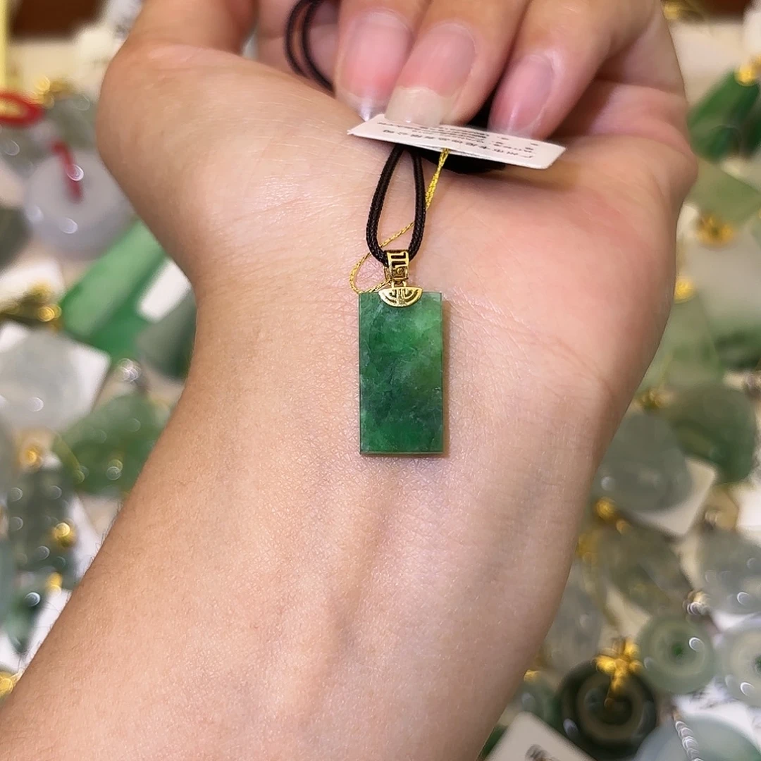 翡翠18K金镶嵌颈饰无事牌
