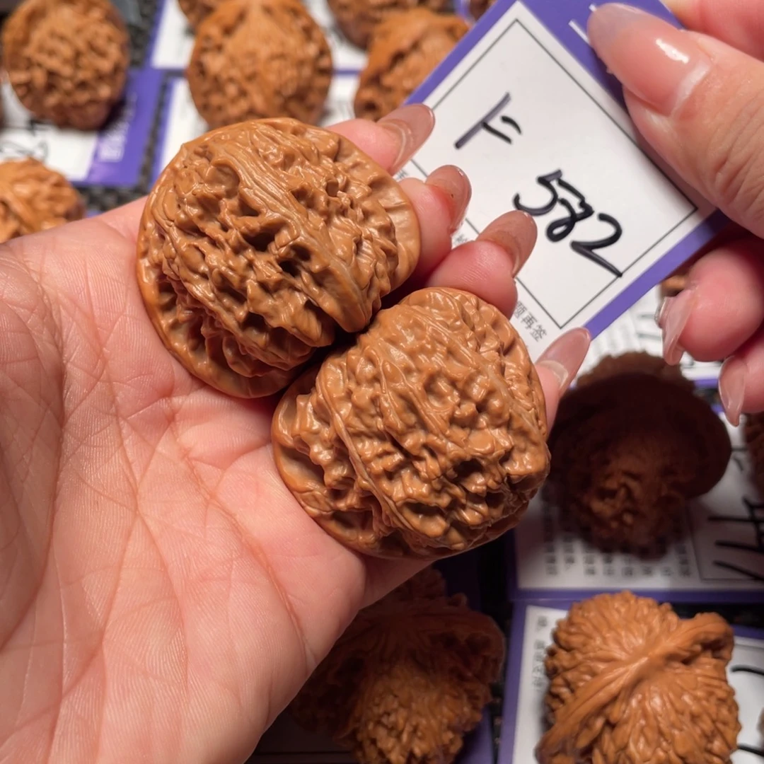 东***哥把件文玩核桃582号白狮子42