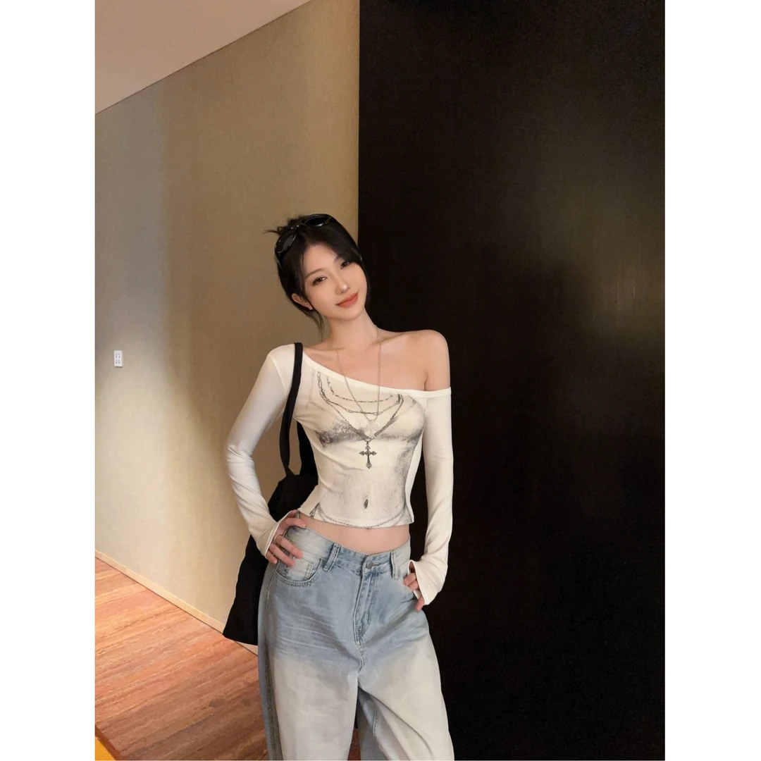 美式辣妹印花斜肩长袖T恤女春秋不规则修身紧身白色短款打底上衣」