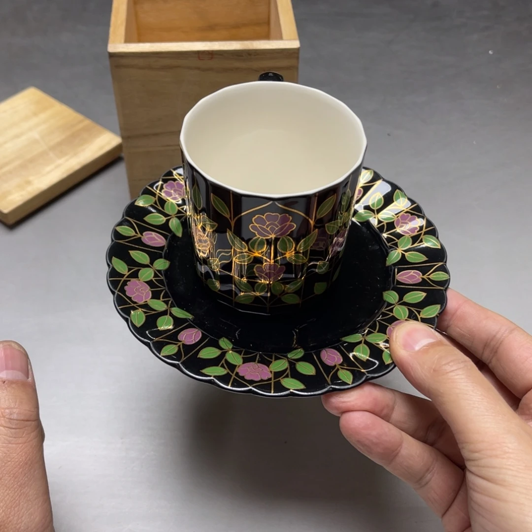 瓷片小**?密密麻麻地排列着一个