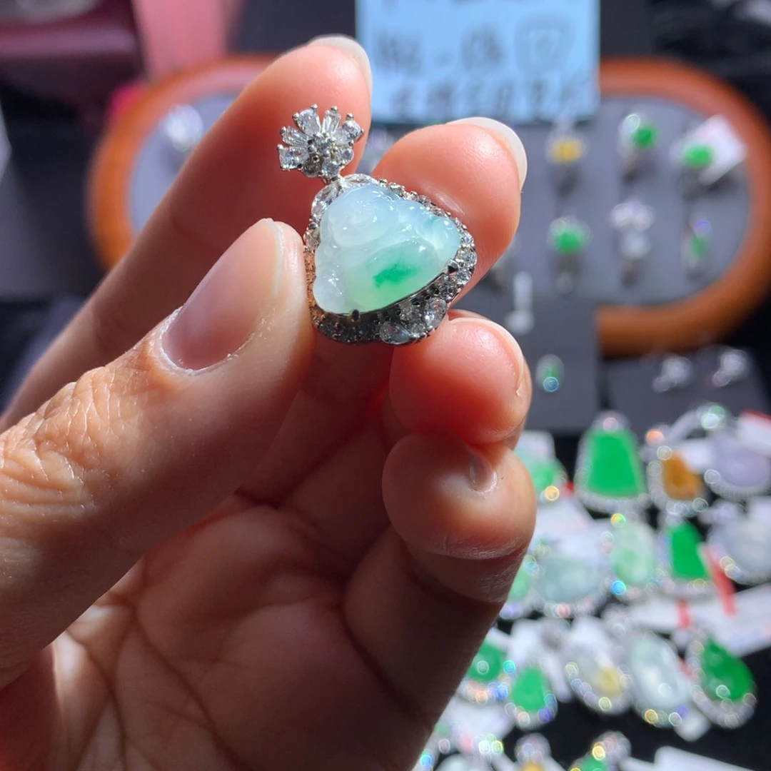 翡翠颈饰银S925镶嵌天然翡翠A货缅料飘绿佛公吊坠