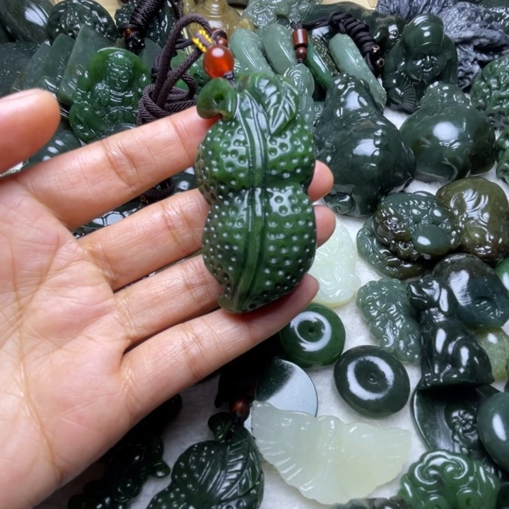 辰***沙和田玉未镶嵌项圈