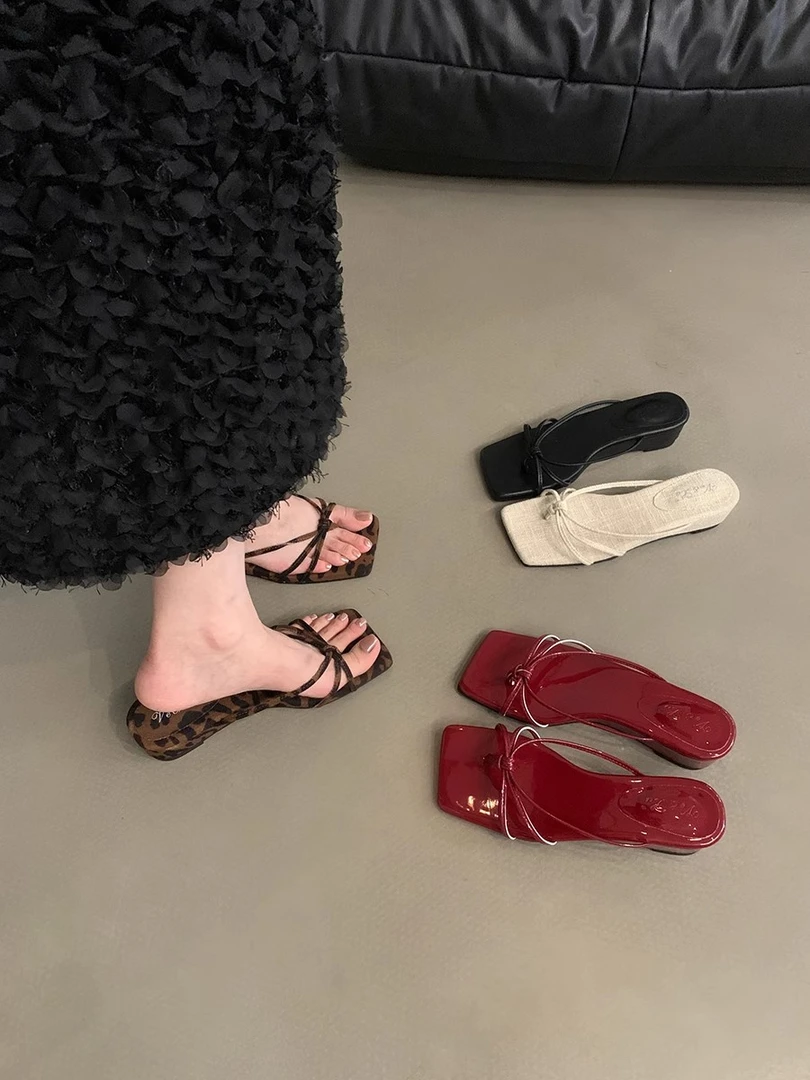坡跟高跟豹纹夹趾细带凉拖鞋仙女鞋子外穿2025夏季配裙子红色凉鞋