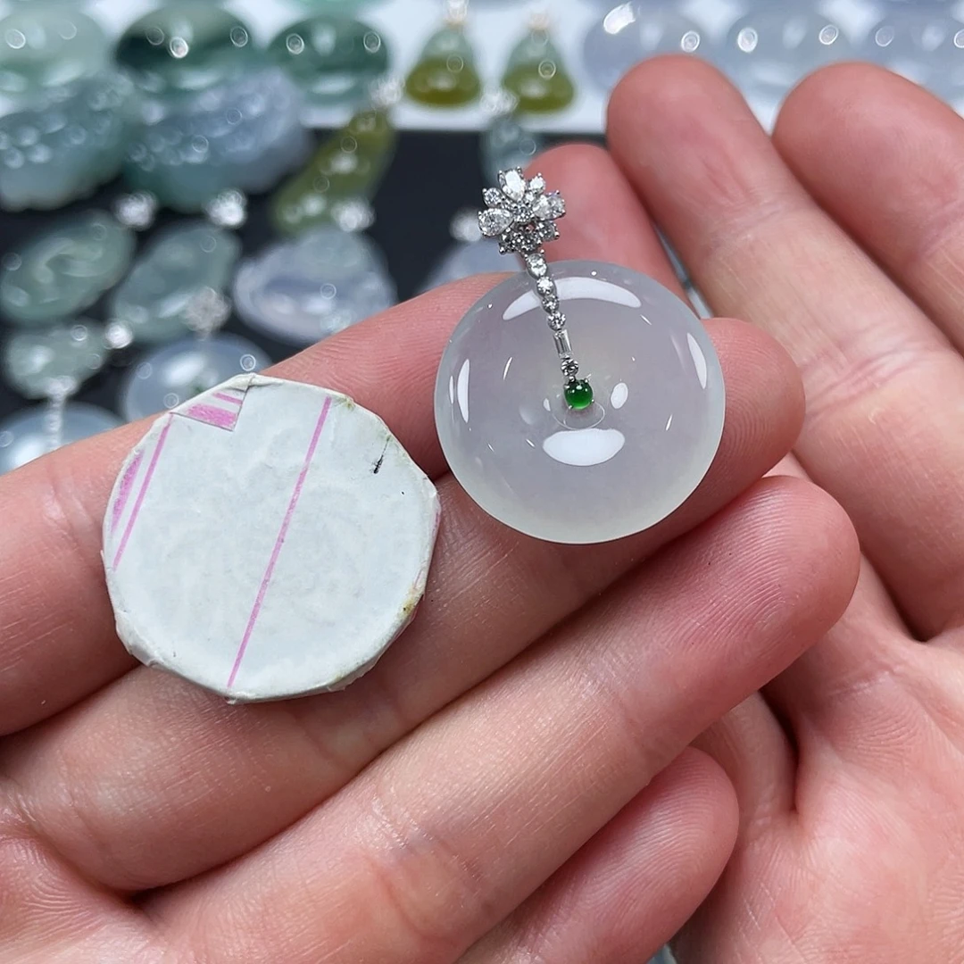 喜***安翡翠18K金镶嵌颈饰