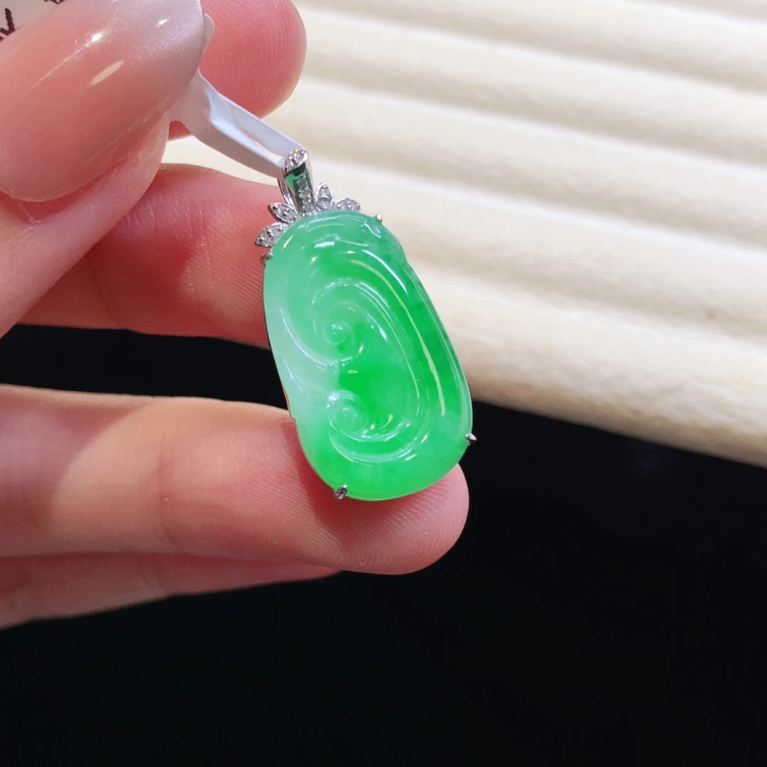 翡翠18K金镶嵌颈饰
