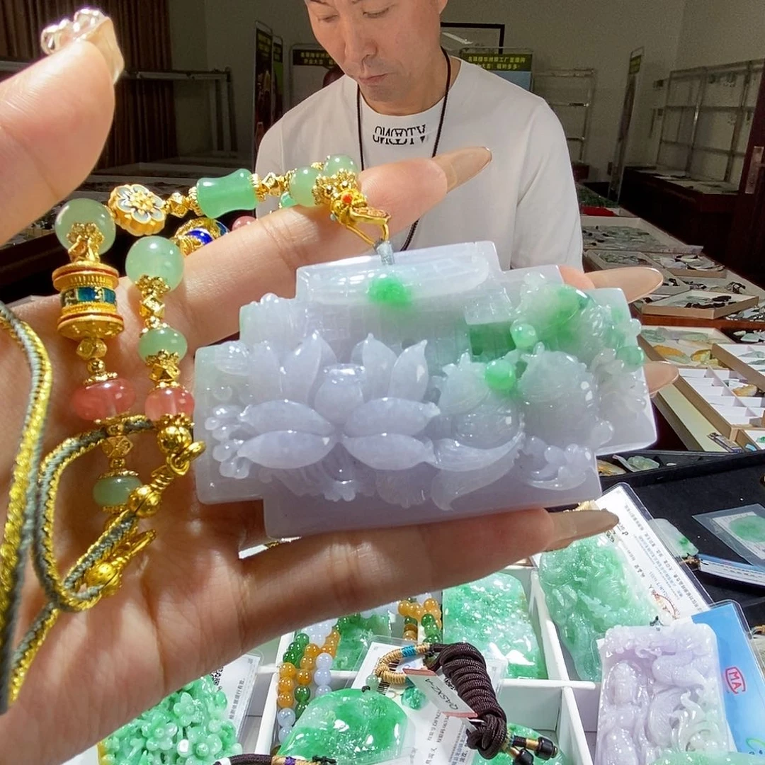 翡翠未镶嵌颈饰雪**飞翡翠