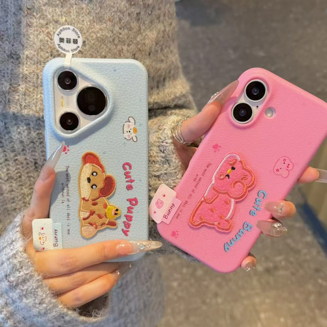 奥菲顿刺绣趴趴粉兔标签适用苹果17皮纹16手机壳华为vivo小米oppo