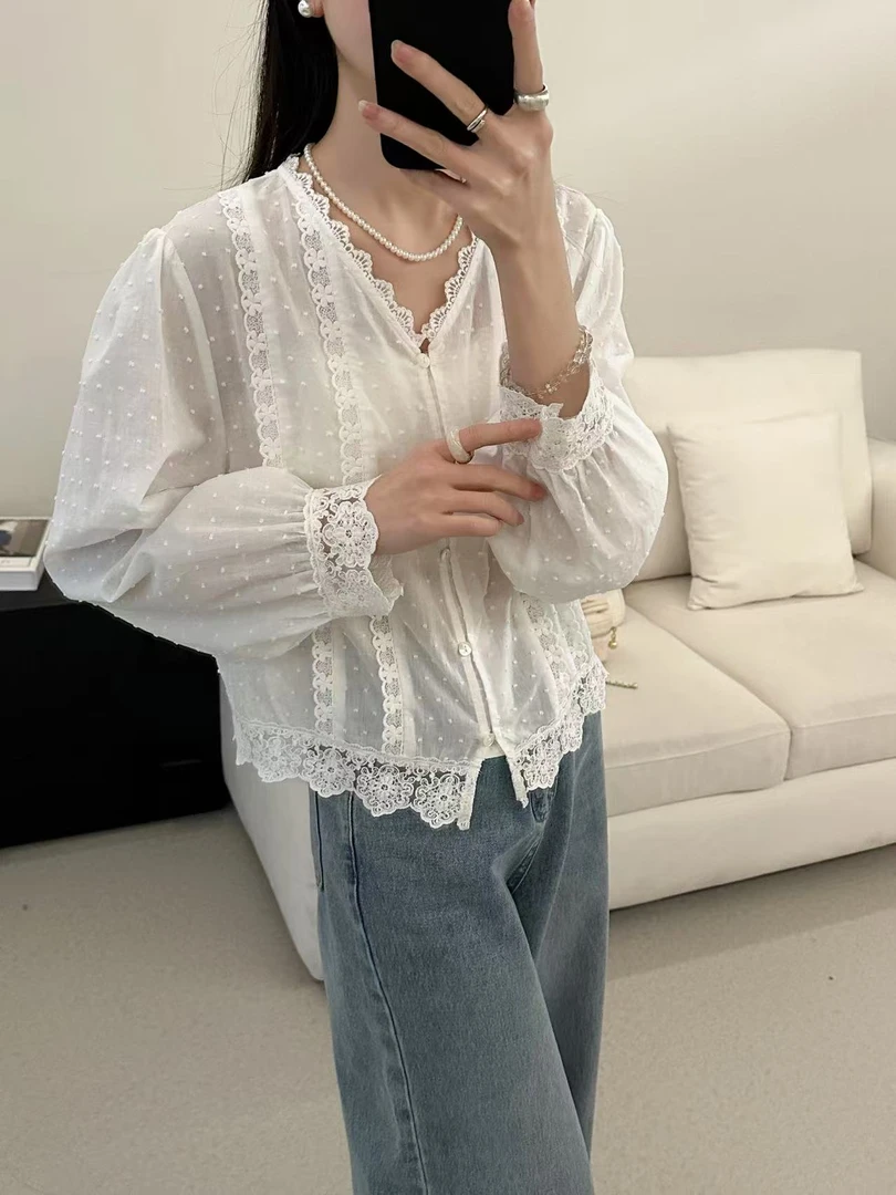 v领白色刺绣小衫