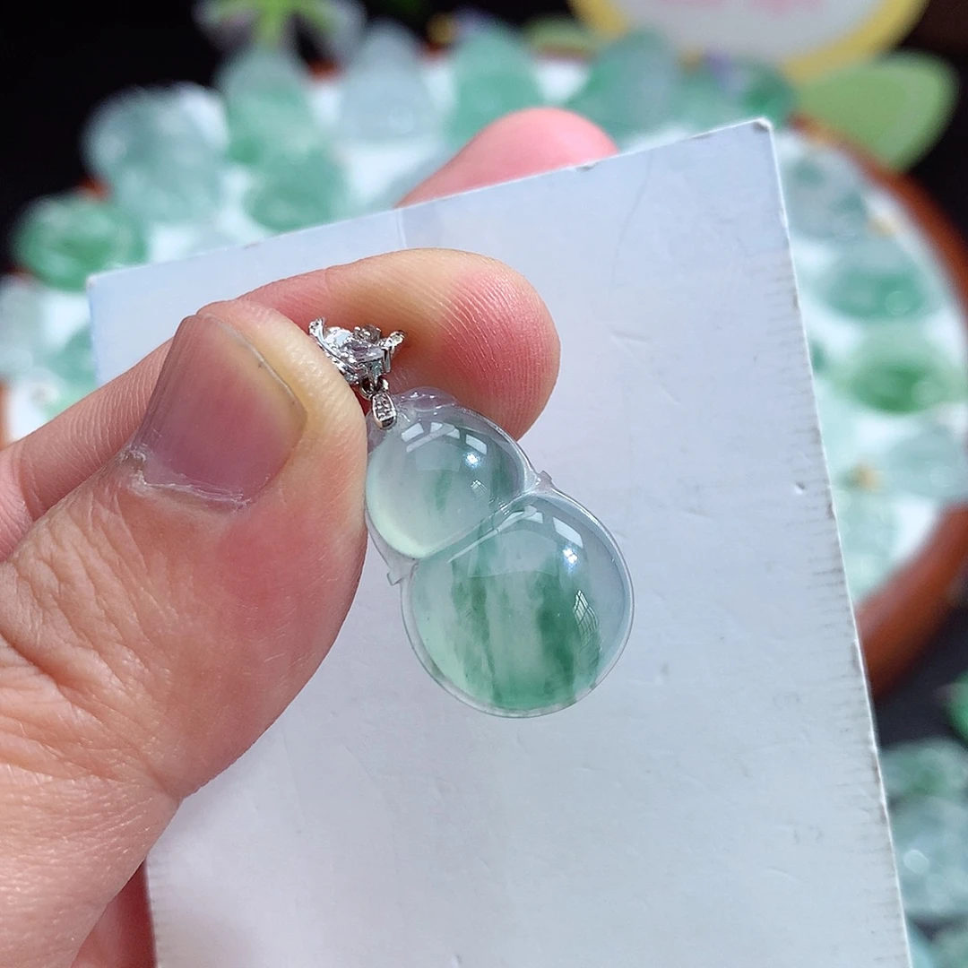 翡翠未镶嵌颈饰葫芦