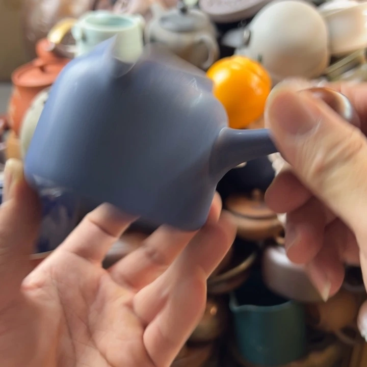 瓷片罐内放着几种小物件一瓶