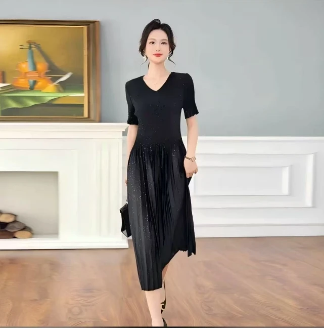 2025夏季新款V领收腰显瘦设计感纯色气连衣裙