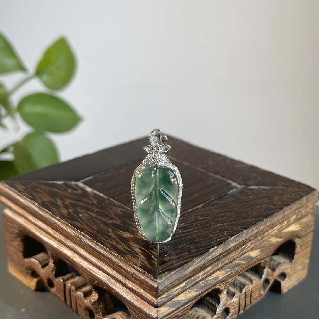 JTB09-135 天然缅甸A货翡翠  18K含钻镶嵌金枝玉叶