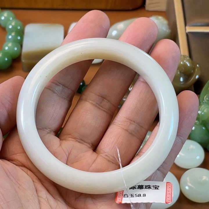 和田玉手镯未镶嵌