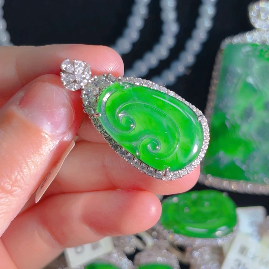 翡翠银S925镶嵌颈饰如意