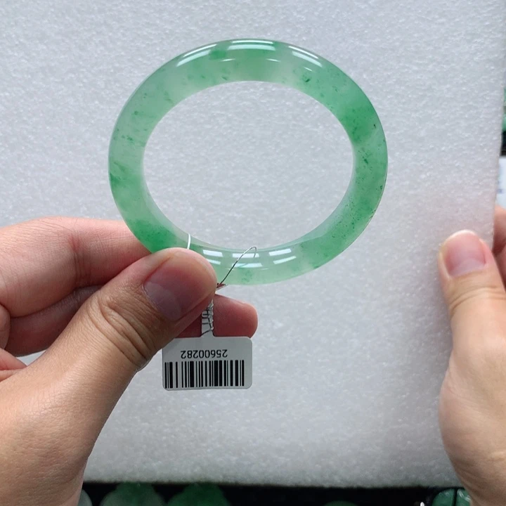 M***…石英质玉未镶嵌手镯青青52-M