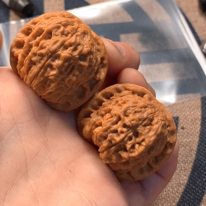文玩核桃吊坠血麒麟