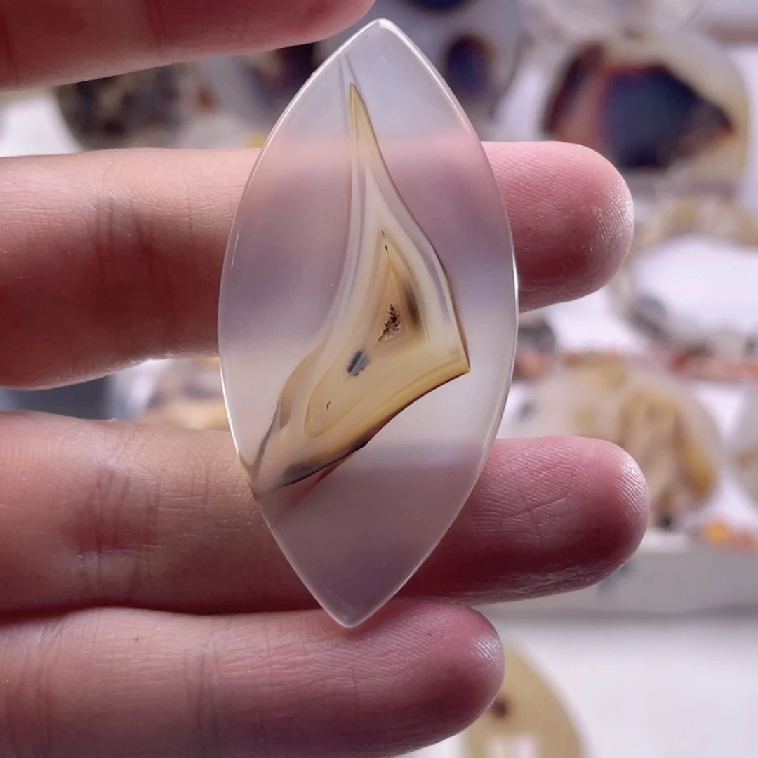 玛瑙/玉髓未镶嵌珠宝奇石有晶洞