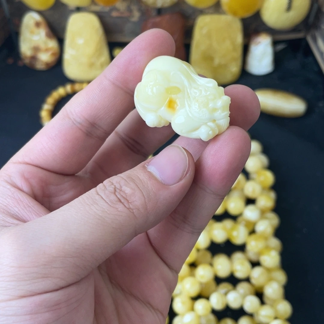 琥珀未镶嵌裸石俄料浓白花蜡貔貅9.3克