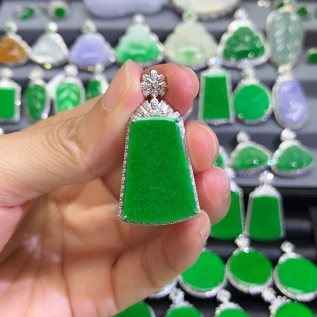 翡翠18K金镶嵌颈饰吊坠