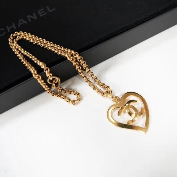 Chanel 金色镂空爱心吊坠项链