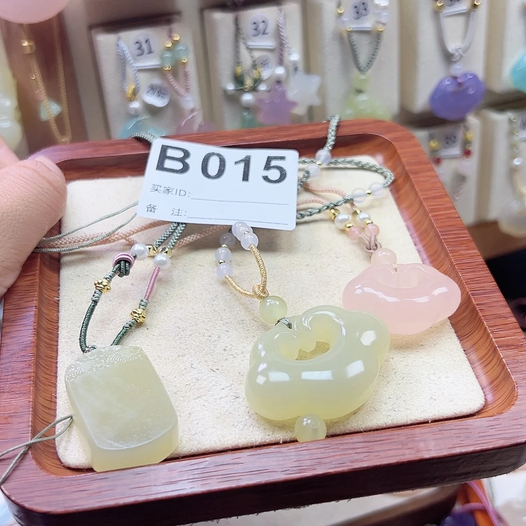 石英质玉合金颈饰袁*