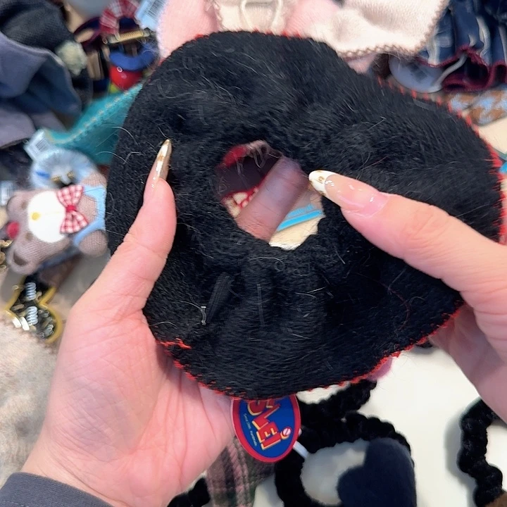 黑色红边毛线肠圈