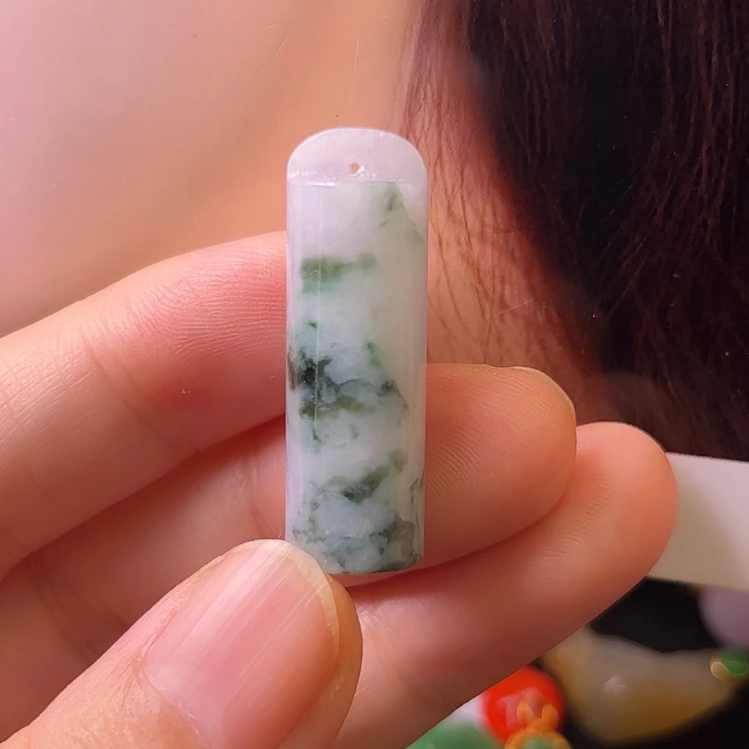 我***B翡翠未镶嵌颈饰平安