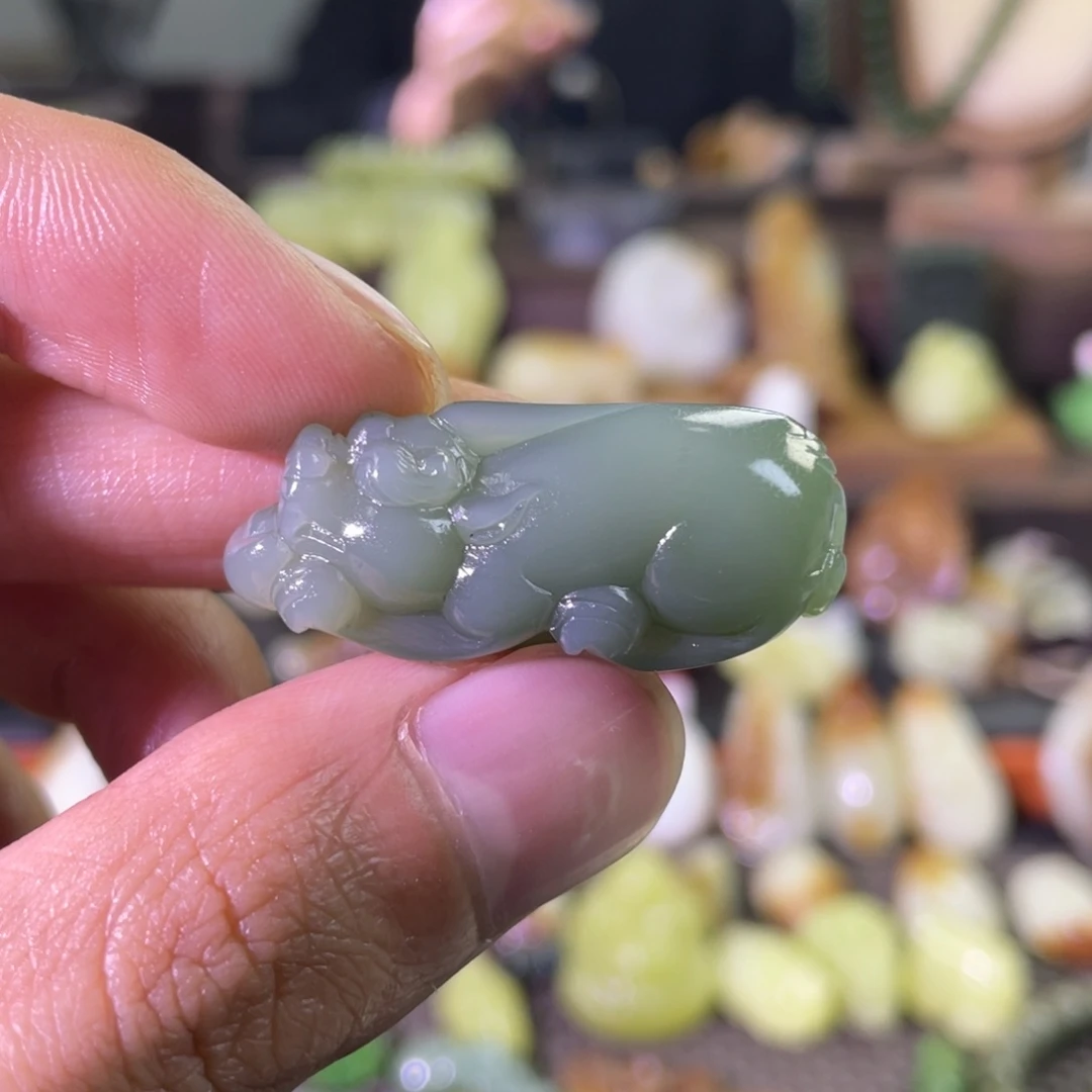 颈饰未镶嵌和田玉俄碧粉青貔貅