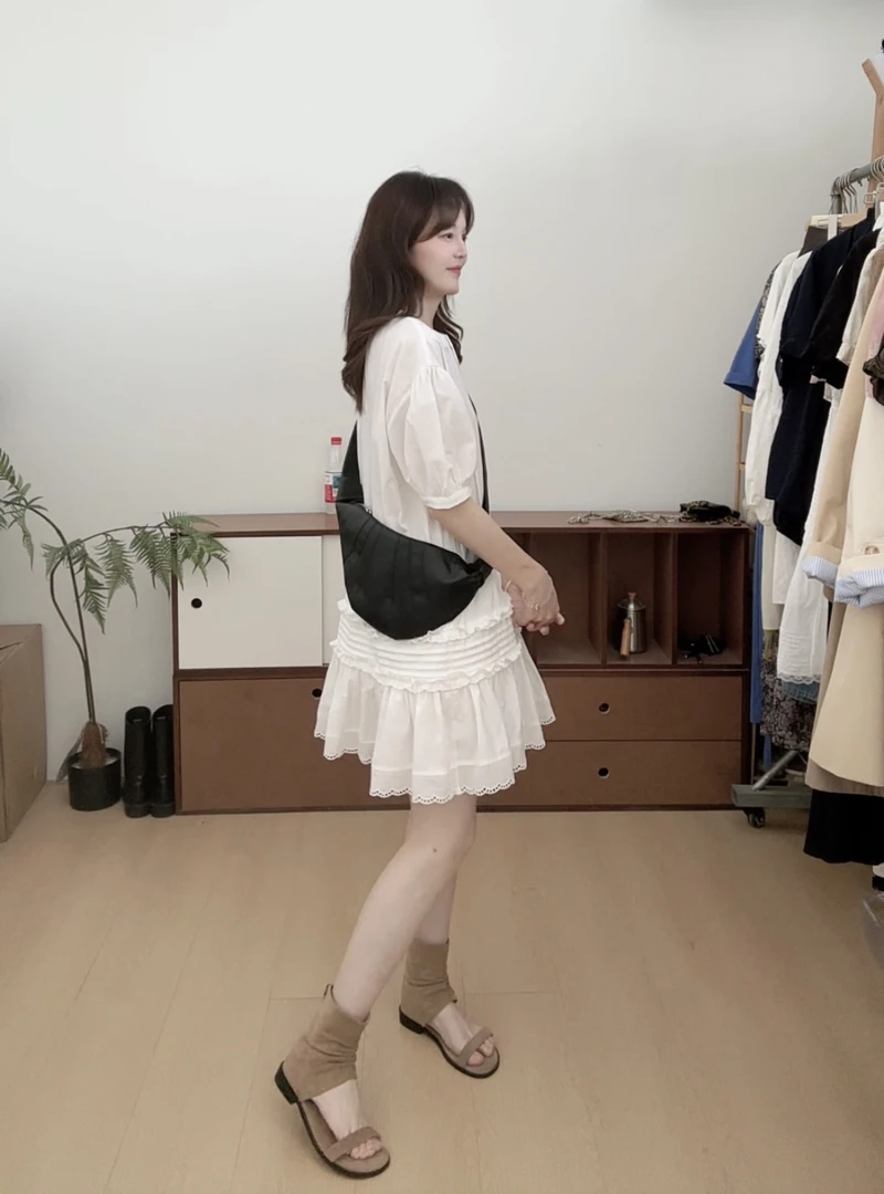 “文艺少女”松弛自然少女感宽松蕾丝刺绣连衣裙