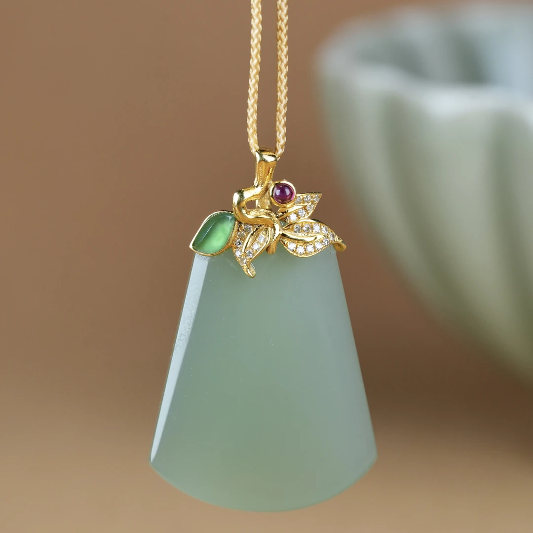 18k金镶和田玉吊坠粉青碧玉平安无事牌挂坠妇女节礼物送妈妈